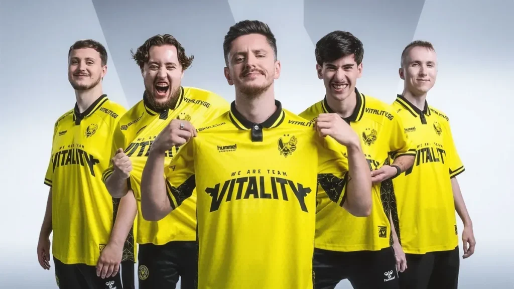 Пример формы команды Vitality без спорного скин-спонсора на трансляции CS2