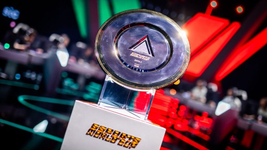 Трофей Dota 2 Esports World Cup на сцене турнира