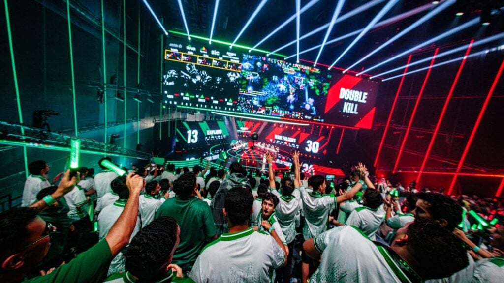 Сцена и зрители на Dota 2 Esports World Cup
